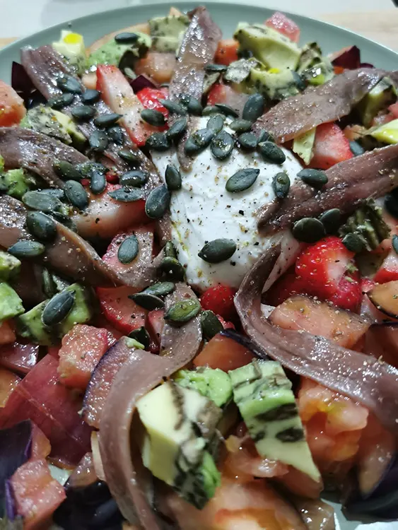 Ensalada con filetes de anchoa