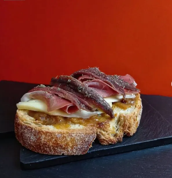 Tosta de cítricos con queso Palo Santo al Albariño