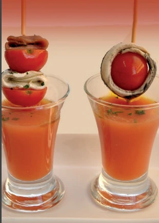 Gazpacho andaluz con pincho de boquerón en vinagre y anchoa de Santoña