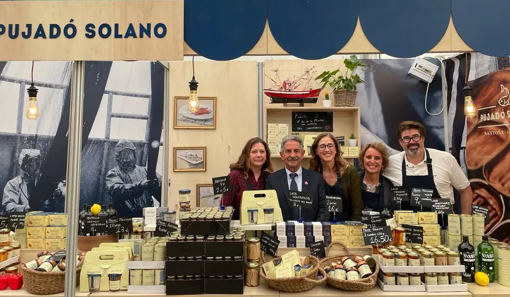 Foto del equipo Pujado en el Stand de la feria con Revilla presidente de Cantabria