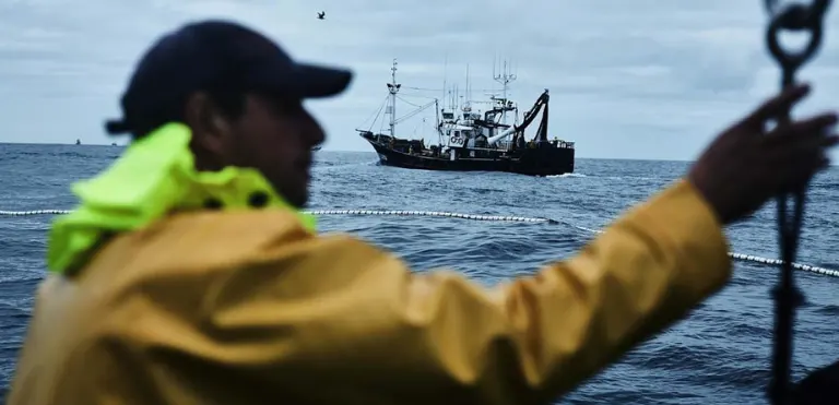 Pescador en barco de la costera de la anchoa en Santoña