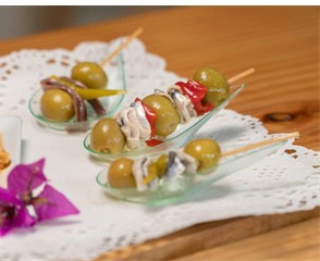 Gildas y banderillas en un plato listas para comer 