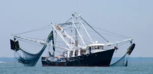 Barco de pesca faenando en el Cantábrico